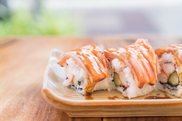 Lachs verbrannt Maki mit Teriyaki-Sauce