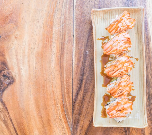 Lachs verbrannt Maki mit Teriyaki-Sauce