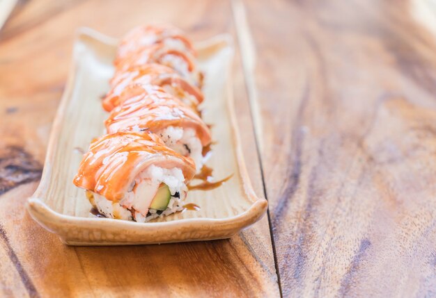 Lachs verbrannt Maki mit Teriyaki-Sauce