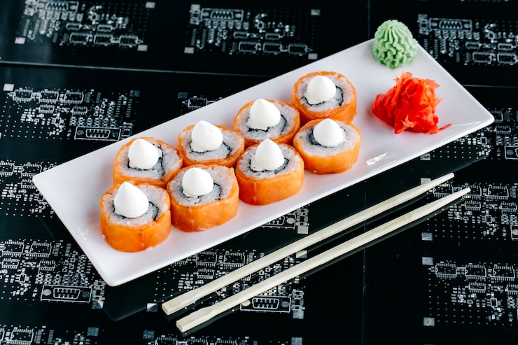 Kostenlose Foto lachssushi-rollen mit japanischer mayonnaise