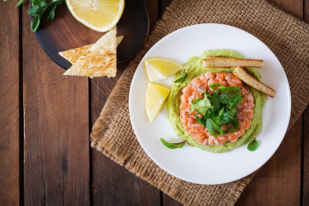 Lachstartar mit Avocadomousse.