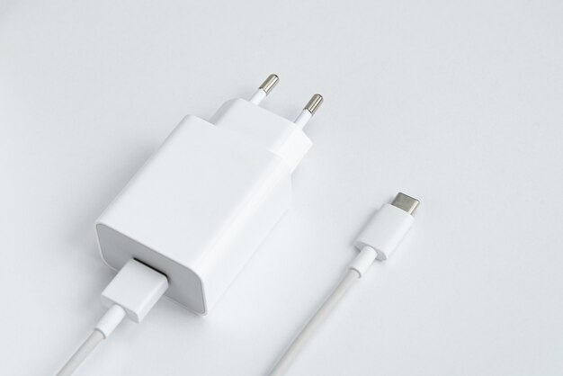 Ladegerät und USB-Kabel Typ C über weißem Hintergrund isoliert