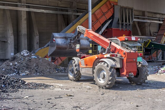 Lader beim Transport von Boden und Abfallstoffen in einer Abfallbehandlungsanlage