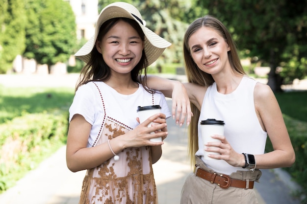 Lächeln der jungen Frauen der Vorderansicht