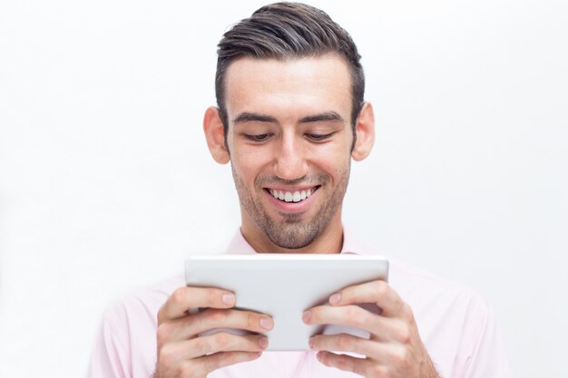 Lächelnd attraktive Geschäftsmann mit Tablette