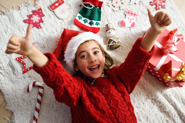 Lächelnd kleines Mädchen mit Weihnachtsmütze