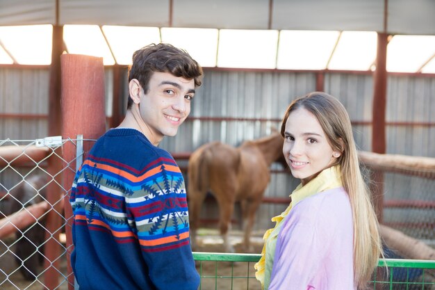 Lächelnd Paar mit einem Pferd