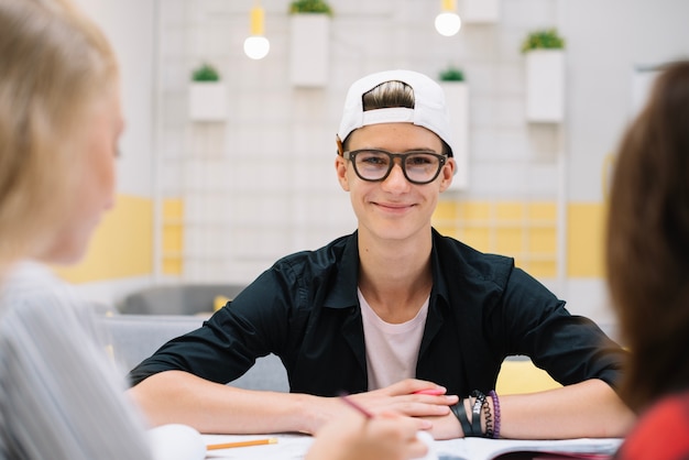 Lächelnd selbstbewussten Schüler im Unterricht