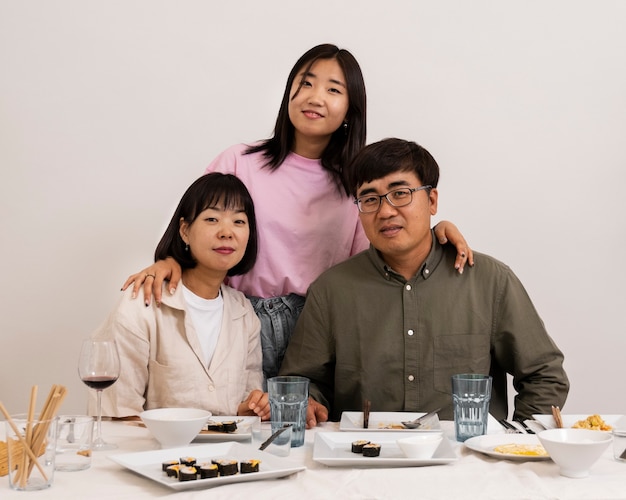 Lächelnde asiatische Familienaufstellung der Vorderansicht