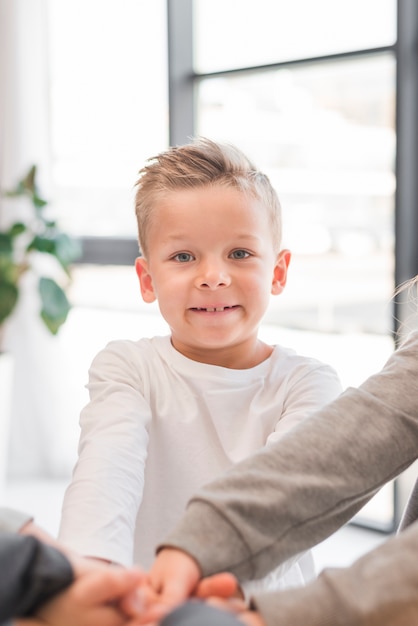 Kostenloses Foto lächelnde blonde junge aufstellung