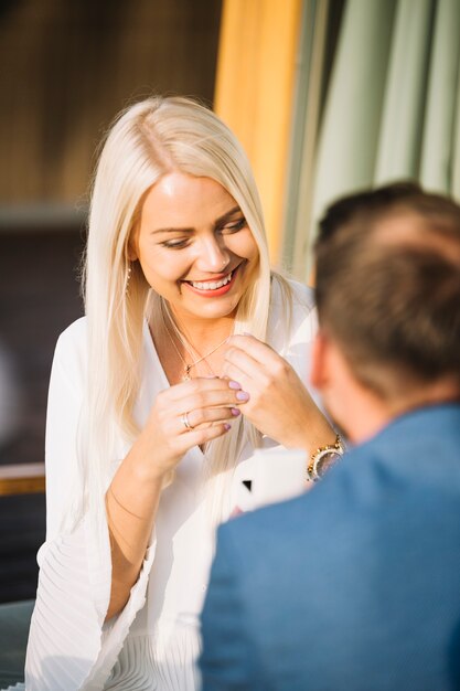 Lächelnde blonde junge Frau mit ihrem Freund