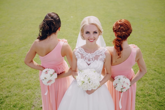 Kostenloses Foto lächelnde braut mit bridemaids zurück