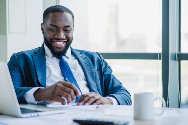 Lächelnde ceo in seinem Büro