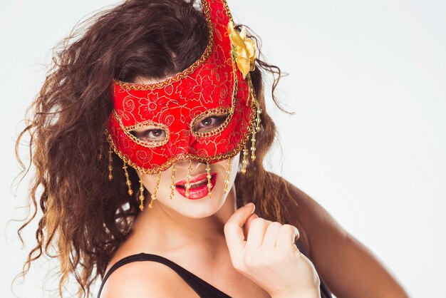 Lächelnde erwachsene Frau in der roten Maske