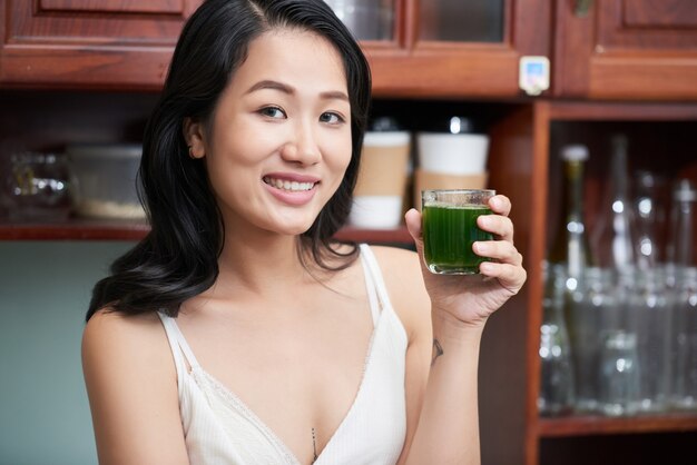 Lächelnde ethnische Frau mit Glas Saft