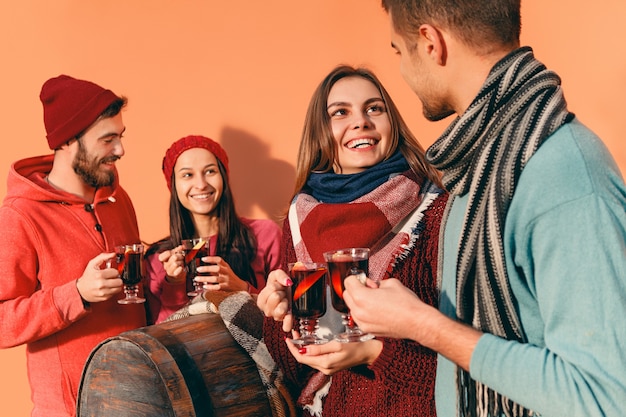 Lächelnde europäische Männer und Frauen während der Party