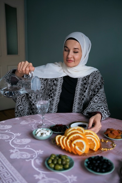 Lächelnde Frau der Vorderansicht, die Wasser gießt