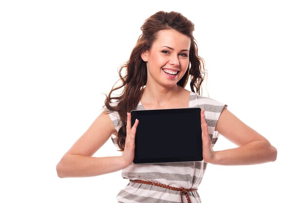 Lächelnde Frau, die Bildschirm des digitalen Tabletts zeigt