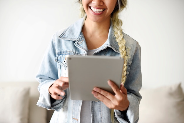 Lächelnde Frau, die eine digitale Tablette verwendet