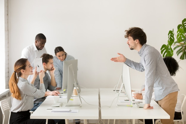 Lächelnde Frau, die Unternehmensschreibarbeit zur neuen Miete im Büro erklärt