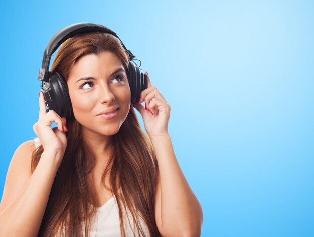 Lächelnde Frau hören Musik im Kopfhörer