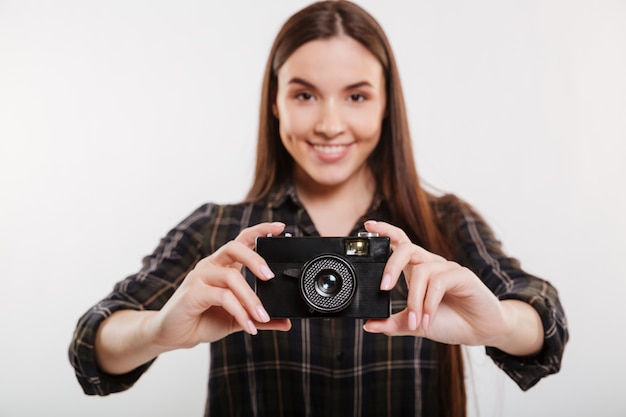 Kostenloses Foto lächelnde frau im hemd, das retro-kamera hält