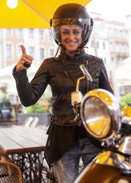 Lächelnde Frau in einem schwarzen Motorradhelm.