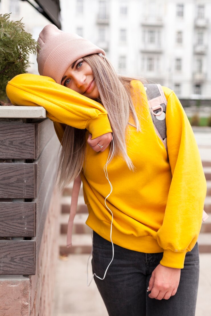 Kostenlose Foto lächelnde frau mit beanieposing
