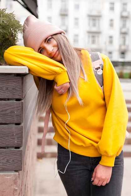 Lächelnde Frau mit Beanieposing