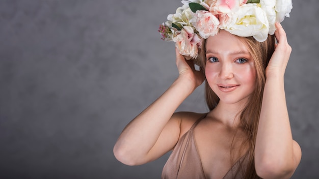 Lächelnde Frau mit Blumen am Kopf