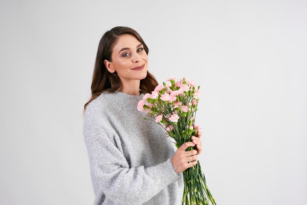Lächelnde Frau mit Blumenstrauß