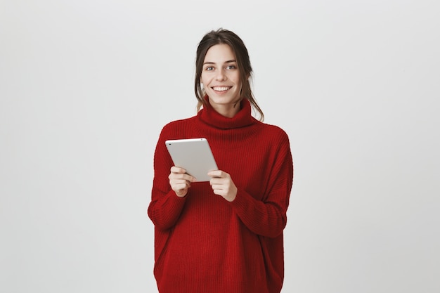 Lächelnde Frau mit digitaler Tablette