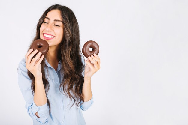 Lächelnde Frau mit Donuts