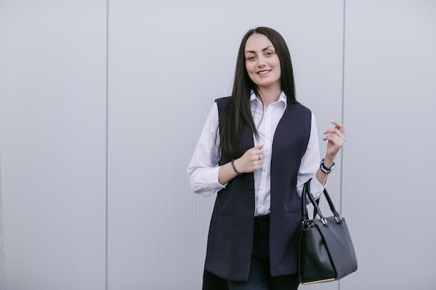 Lächelnde Frau mit einer Tüte in der Hand