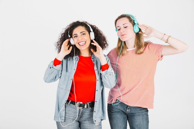 Lächelnde Frauen, die Musik hören