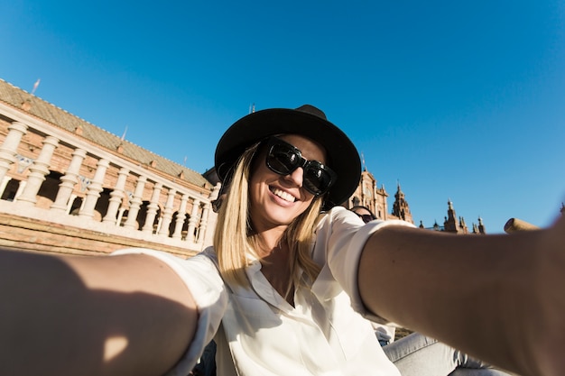 Lächelnde Frauen, die selfie in der alten Stadt nehmen