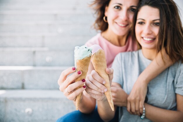 Lächelnde Frauen mit Eiscreme