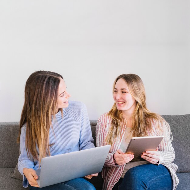 Lächelnde Frauen mit Technologien