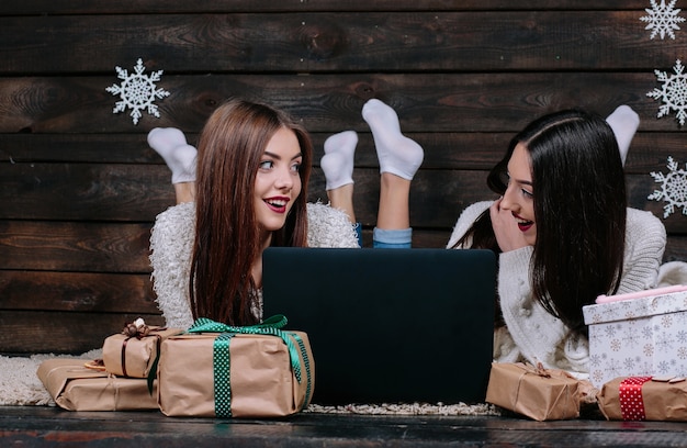 Lächelnde Freunde auf dem Boden liegend, die einander betrachten