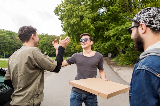 Kostenloses Foto lächelnde freunde, die in der natur sich grüßen