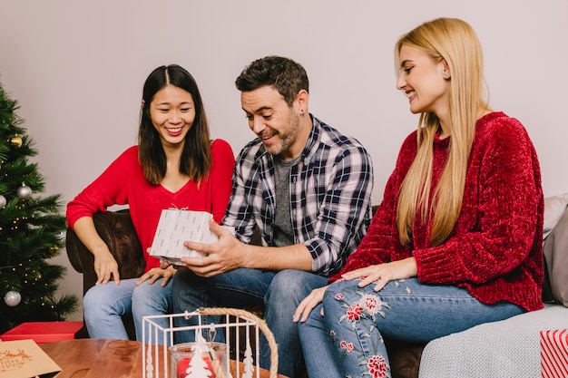 Lächelnde Freunde, die sich gegenseitig verschenken