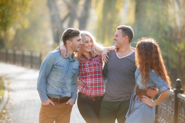 lächelnde Freunde im Freien