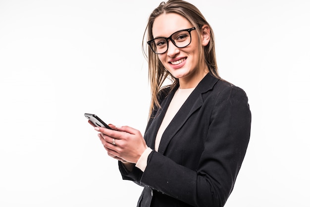 Lächelnde Geschäftsfrau mit Handy lokalisiert auf Weiß