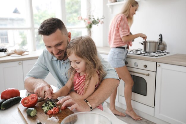 lächelnde glückliche familie kocht zu hause