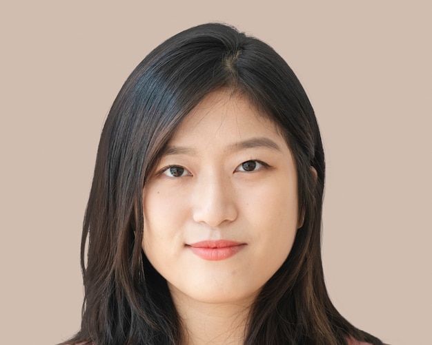 Lächelnde junge asiatische Frau, Gesichtsporträt