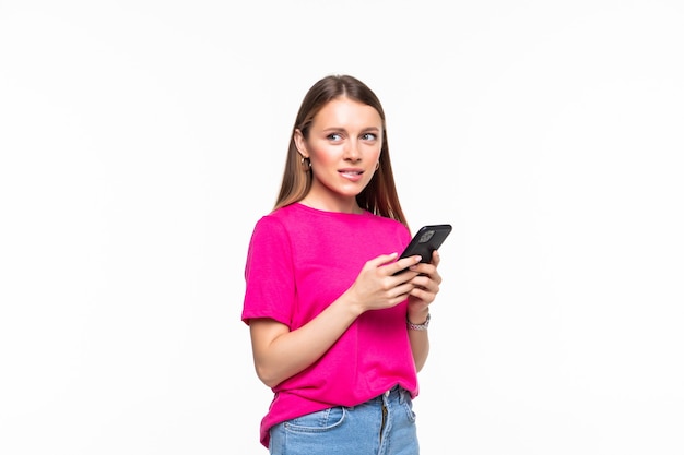 Lächelnde junge Mädchen-Textnachrichten auf ihrem Handy, isoliert