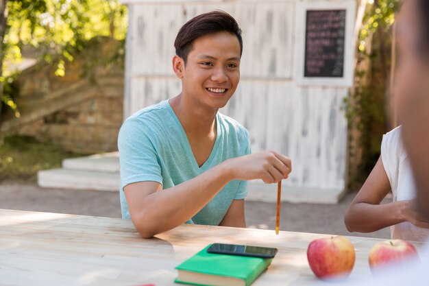 Lächelnde junge multiethnische Gruppe von Freunden Studenten sprechen