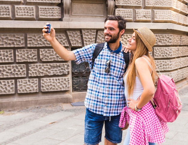 Lächelnde junge Paare, die selfie am Handy nehmen