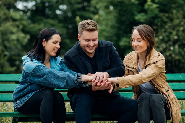 Kostenloses Foto lächelnde kameraden, die im park sich entspannen