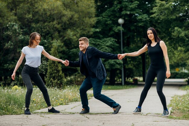 Lächelnde Kameraden, die im Park sich entspannen